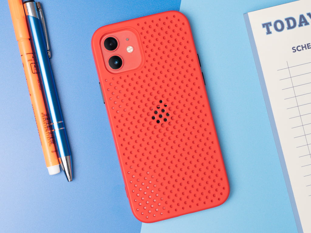 Děrovaný, gumový kryt na iPhone 12 a iPhone 12 Pro - Červený 2